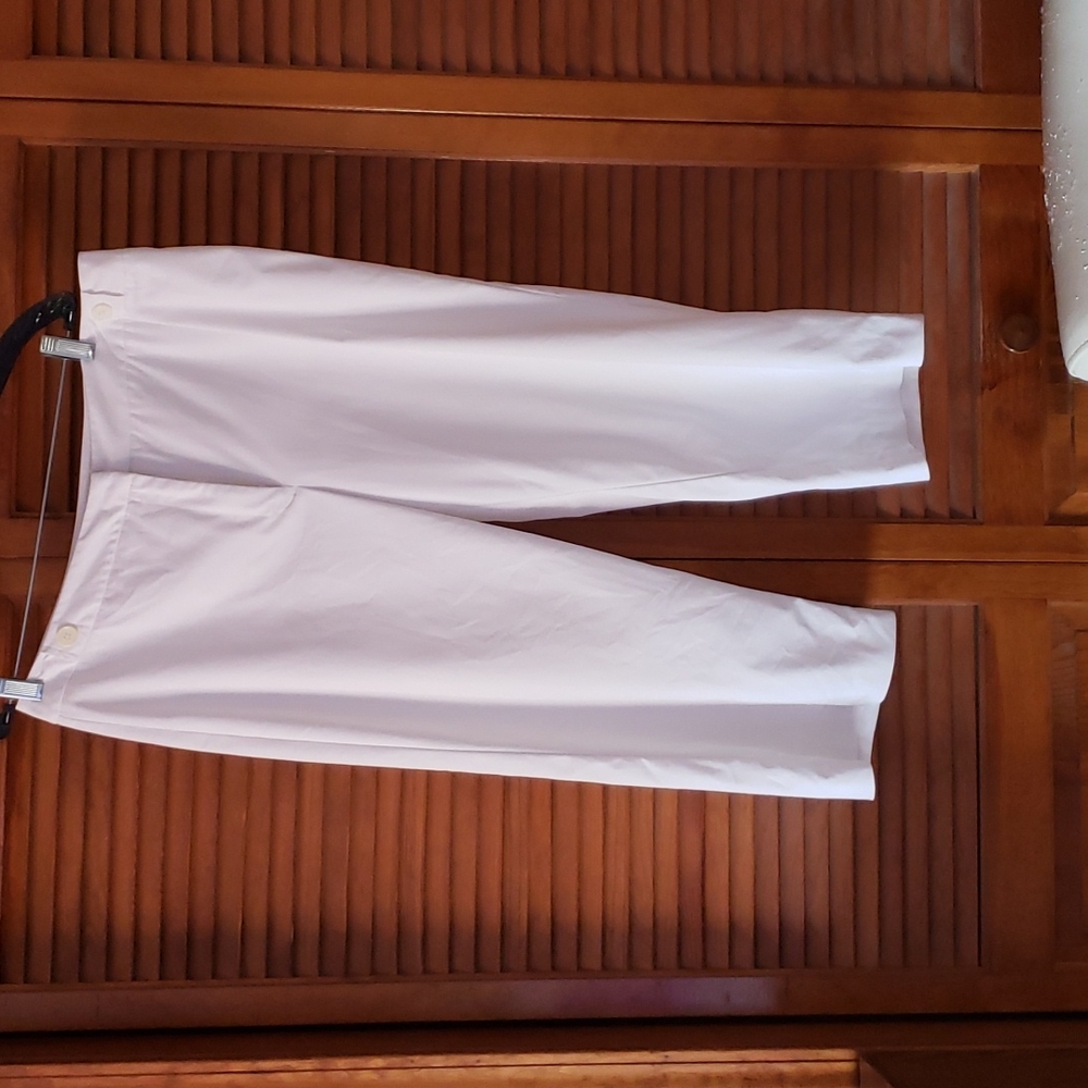 Bright white size 12 Worthington capris, barely worn.